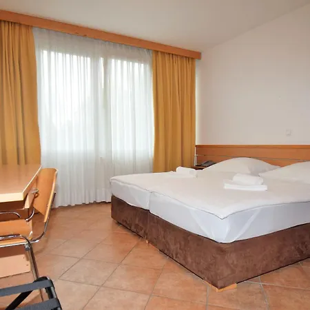 Hotel & 3*