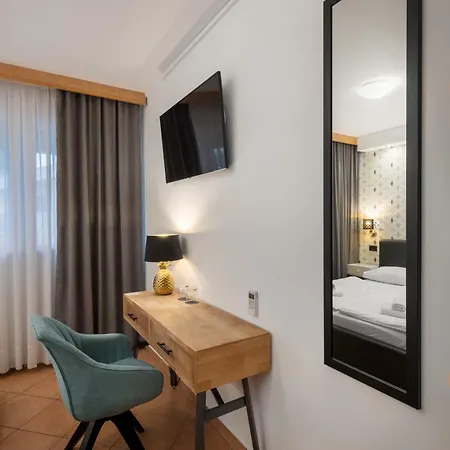 Hotel & 3*